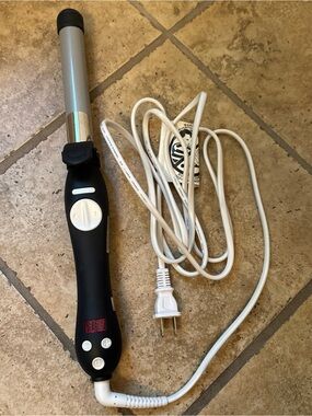 The Beachwaver Co. Black and Silver S1 1”Curling Iron
